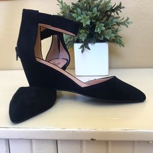 Black wedge pointed toe shoes